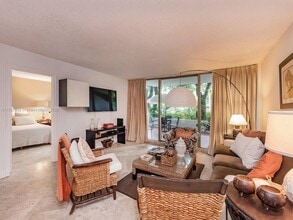 155 Ocean Lane Dr, Unit 107 in Key Biscayne, FL - Foto de edificio - Building Photo