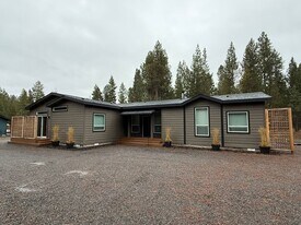 17069 Norwalk Rd in Bend, OR - Building Photo