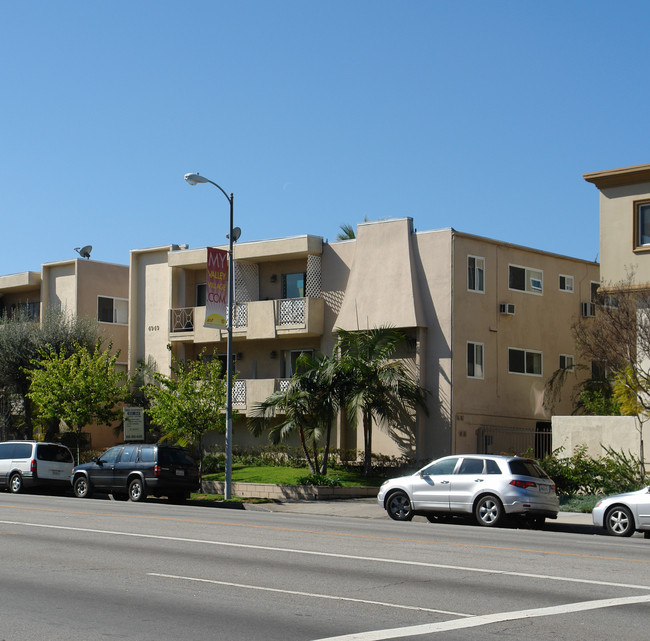 4949 Laurel Canyon Blvd in Valley Village, CA - Building Photo - Building Photo