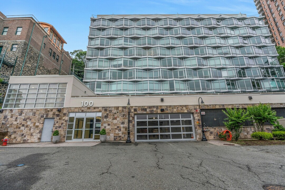 100 Thompson Ln, Unit 6C in Edgewater, NJ - Building Photo