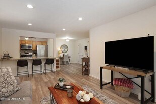 1015 Wedgewood Cir in Belford, NJ - Building Photo