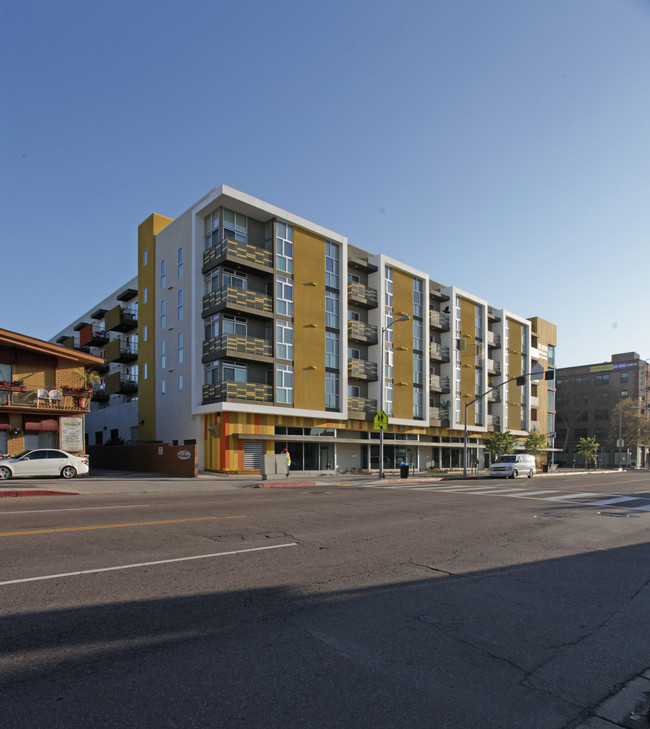 Metro at Hollywood Senior Apartments in Los Angeles, CA - Foto de edificio - Building Photo