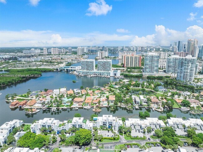 222 Poinciana Island Dr in Sunny Isles Beach, FL - Foto de edificio - Building Photo