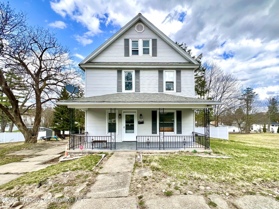 207 Midway Ave in Clarks Summit, PA - Building Photo