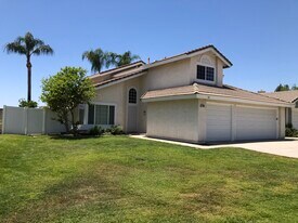 29093 River Run Ln in Highland, CA - Building Photo