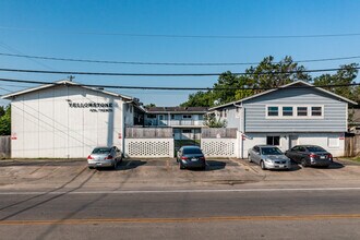 The Yellowstone Apartments in Houston, TX - Foto de edificio - Building Photo