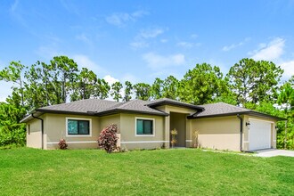 4916 2nd St W in Lehigh Acres, FL - Foto de edificio - Building Photo