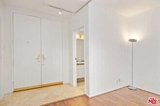 1131 Alta Loma Rd in West Hollywood, CA - Building Photo - Building Photo