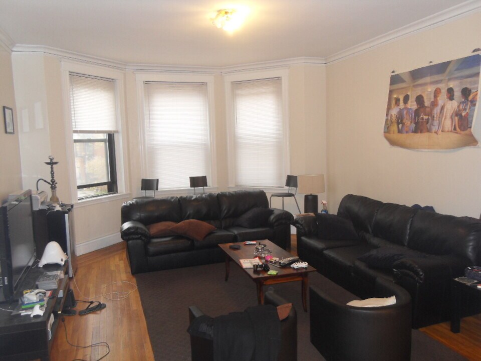 37 Carlton St, Unit 5 in Brookline, MA - Building Photo
