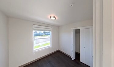 900 N Oak Harbor St in Oak Harbor, WA - Building Photo - Building Photo