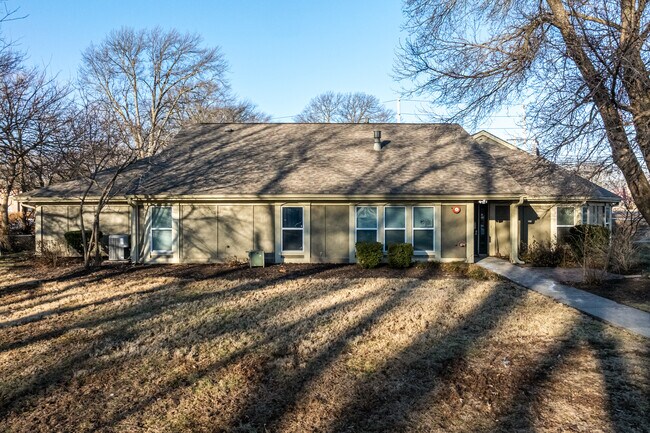 Clo Housing in Overland Park, KS - Foto de edificio - Building Photo