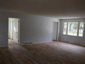 330 S Foster St in Mitchell, SD - Building Photo - Building Photo