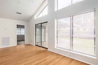 4930 Shadowdale Dr in Houston, TX - Building Photo - Building Photo