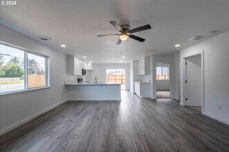 1105 Baltimore St in Bandon, OR - Building Photo - Building Photo