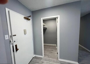 3705 S George Mason Dr, Unit APT 1717S in Falls Church, VA - Foto de edificio - Building Photo