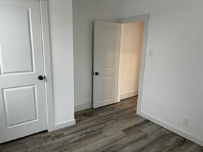 110 E Madison Ave, Unit B in Vandergrift, PA - Building Photo - Building Photo