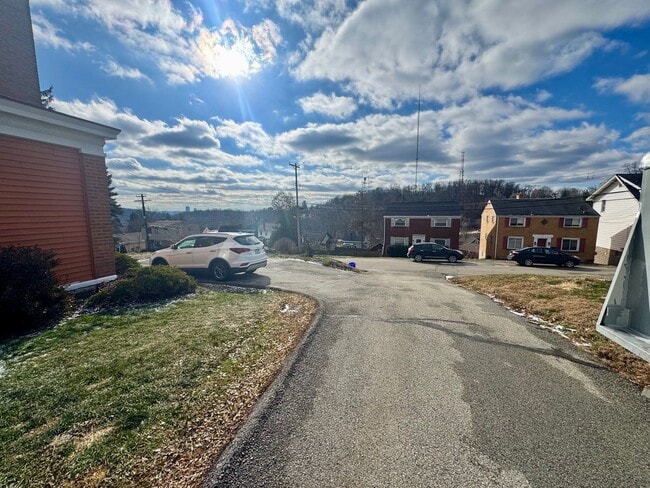 4451 Highridge St in Pittsburgh, PA - Building Photo - Building Photo