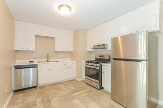 570 Lakeridge Cir SE in Conyers, GA - Foto de edificio - Building Photo