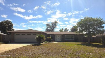 411 Shade St in Panama City, FL - Building Photo