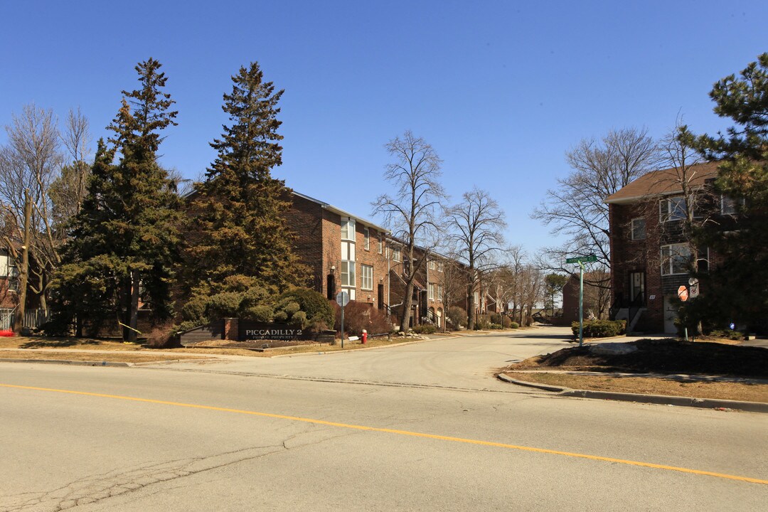 286-388 Simonston Blvd in Markham, ON - Building Photo