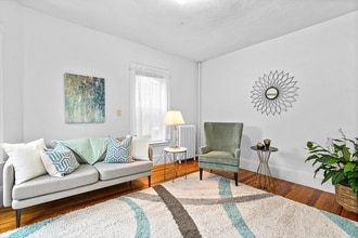 7 Washburn Ter, Unit 2 in Brookline, MA - Foto de edificio - Building Photo