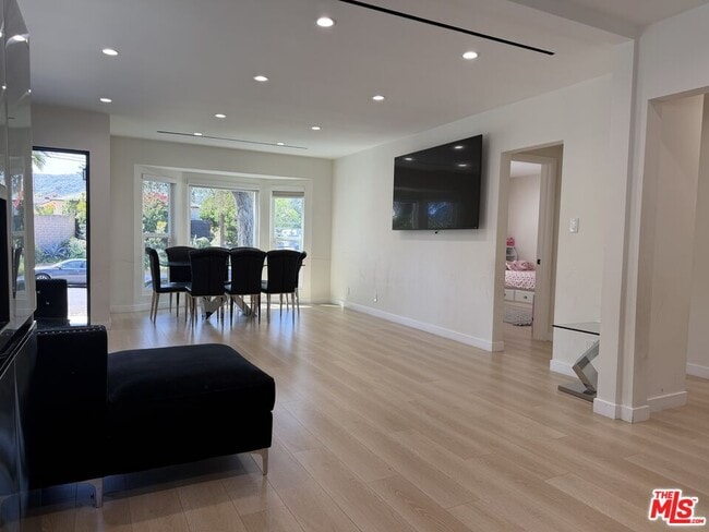 8561 Kyle St in Los Angeles, CA - Building Photo - Building Photo