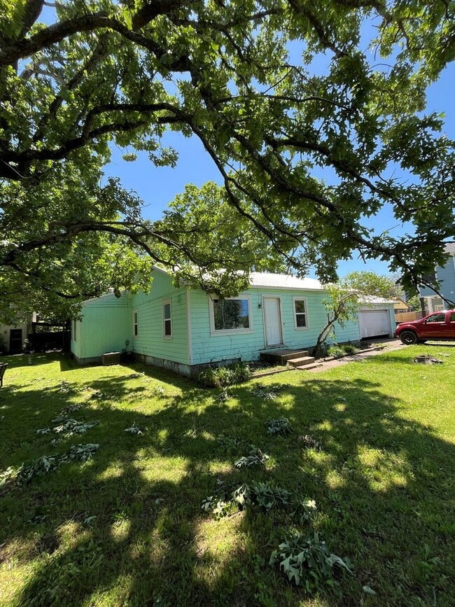915 W Lawson St in Fayetteville, AR - Building Photo - Building Photo