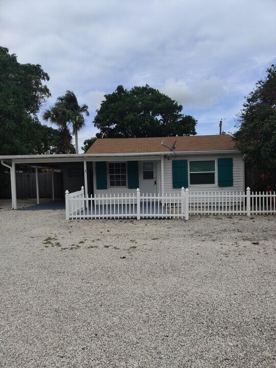 3591 Gibbs Rd in Delray Beach, FL - Building Photo