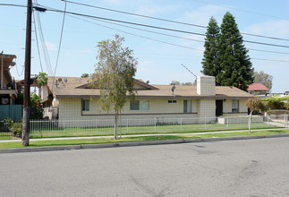 310 E Leatrice Ln in Anaheim, CA - Building Photo - Building Photo