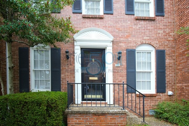 property at 2805 Foxcroft Rd