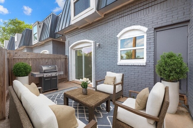 property at 5005 Manor Rd