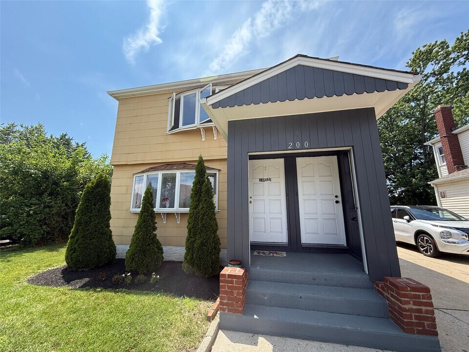 200 Nassau Ln in Island Park, NY - Building Photo