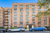 10212 65th Ave in Forest Hills, NY - Foto de edificio - Building Photo