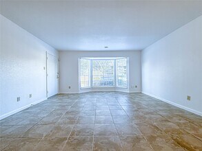 9201 Clarewood Dr in Houston, TX - Foto de edificio - Building Photo