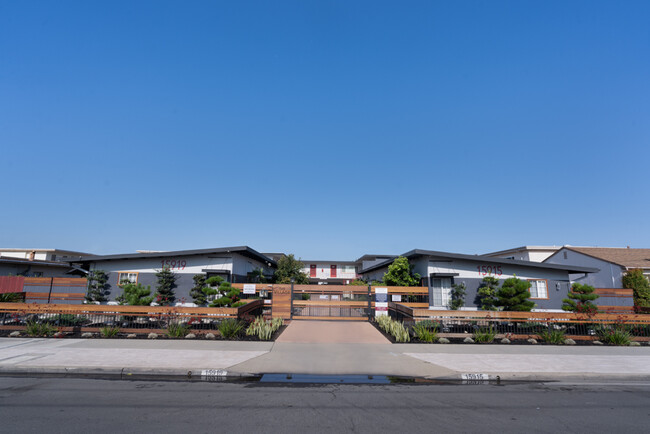 The Village Apartments in Gardena, CA - Foto de edificio - Building Photo