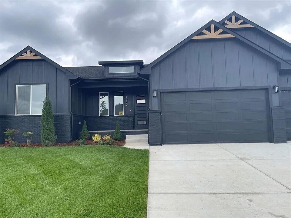 1260 Main St in Goddard, KS - Building Photo