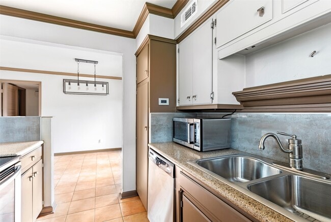 2744 Briarhurst Dr in Houston, TX - Building Photo - Building Photo