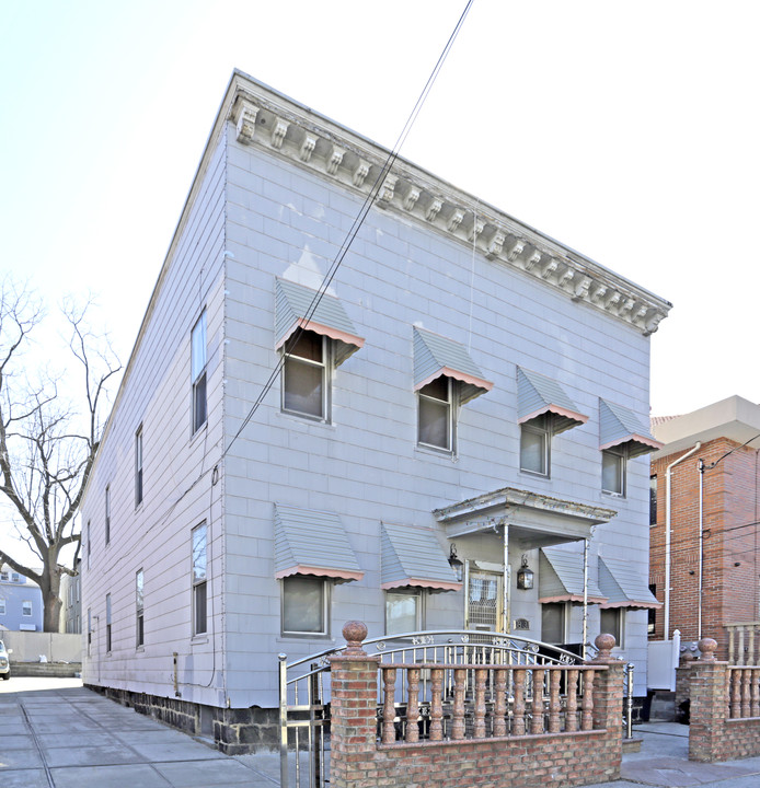 18-31 124th St in College Point, NY - Building Photo