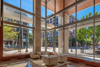 1001 NW Lovejoy St, Unit #TH802 in Portland, OR - Building Photo - Building Photo