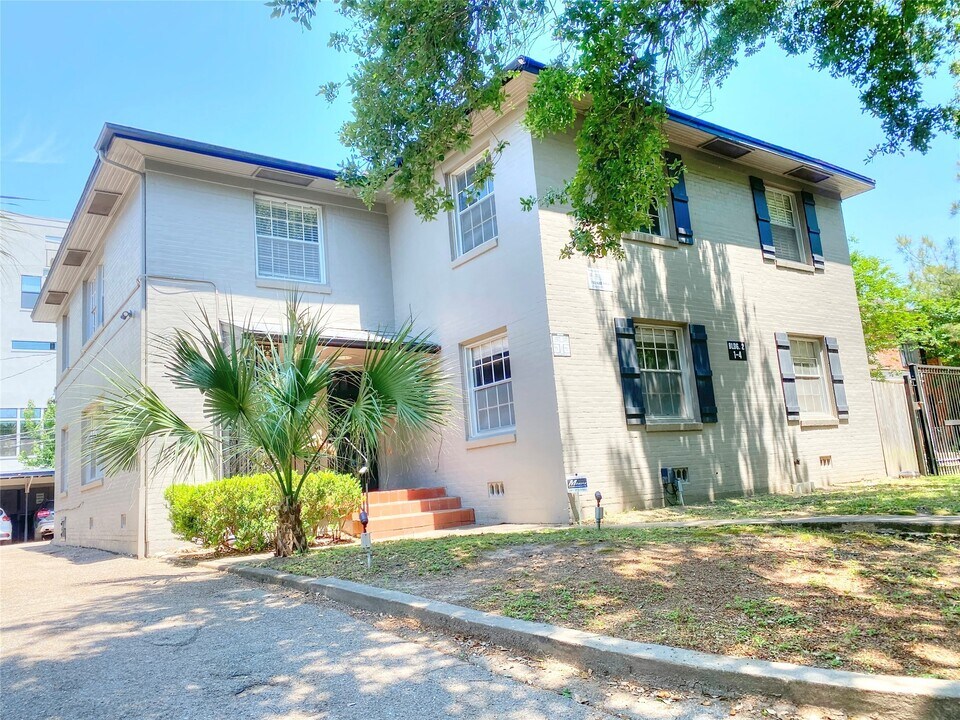 20 Pinedale St in Houston, TX - Building Photo