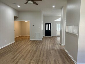 8639 Sunny Ridge Dr in Houston, TX - Building Photo - Building Photo