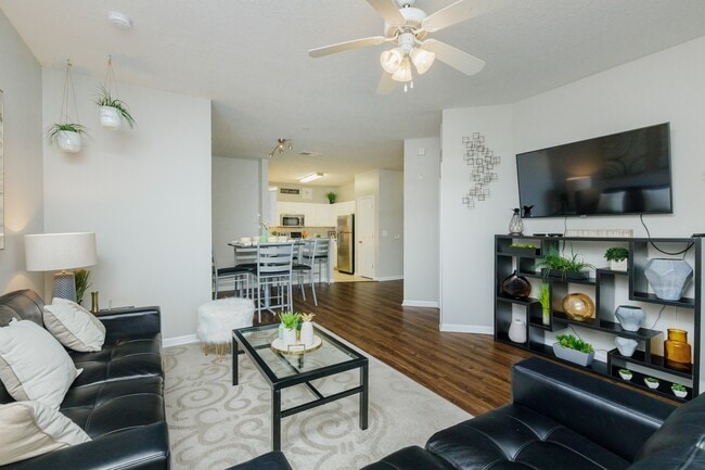 West 10 in Tallahassee, FL - Foto de edificio - Building Photo
