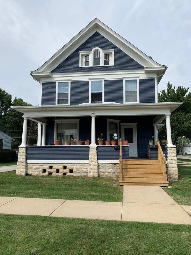 355 W New York St in Aurora, IL - Building Photo - Building Photo