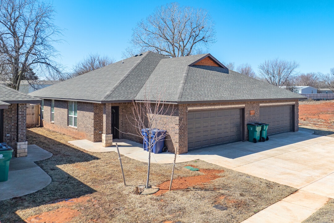 7621 Wildflower Way in Oklahoma City, OK - Building Photo