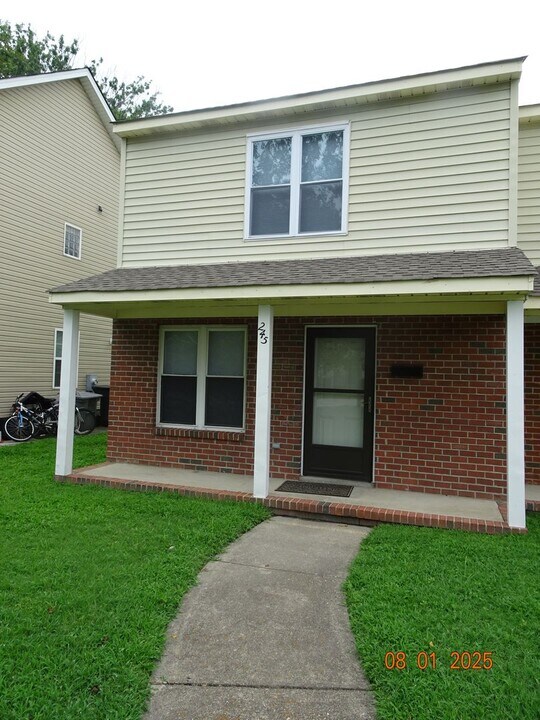 245 Settlers Landing Rd in Hampton, VA - Foto de edificio