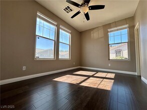 6706 Black Oil Dr in Las Vegas, NV - Foto de edificio - Building Photo