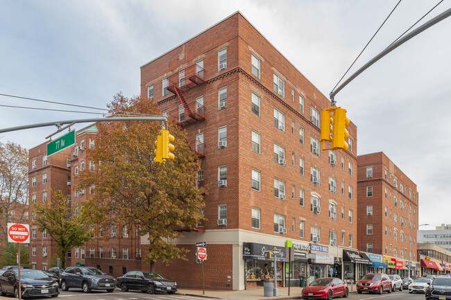 11601-11625 Queens Blvd in Forest Hills, NY - Building Photo - Building Photo