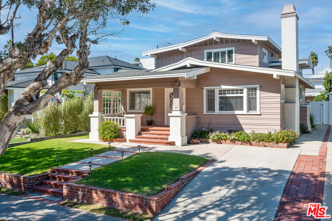 207 Avenue C in Redondo Beach, CA - Building Photo