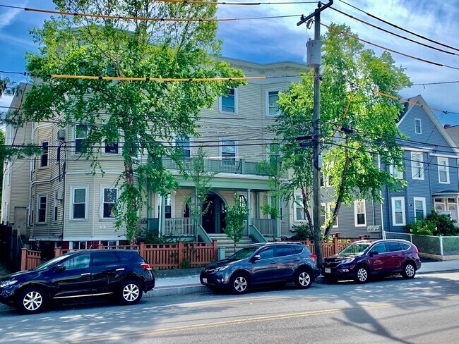 51 Beacon St, Unit 2 in Somerville, MA - Building Photo - Building Photo