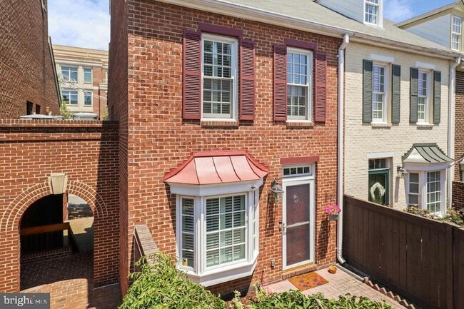 568 N St Asaph St, Unit 612 in Alexandria, VA - Building Photo - Building Photo